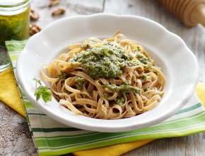 Vollkornnudeln mit Giersch-Pesto