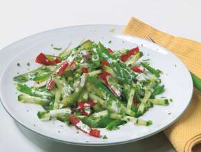 Gurkensalat mit Erbsenschoten
