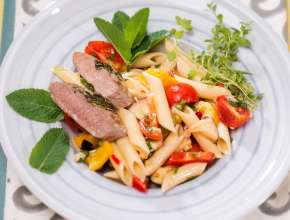 Pastasalat mit gebratenem Lammfilet