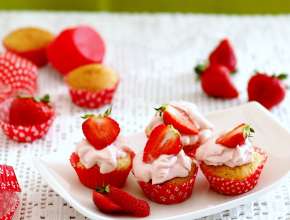 Mini-Muffins mit Erdbeercreme-Haube