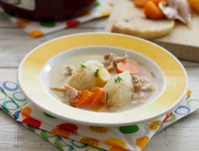 Hühnersuppe mit Grießnockerln