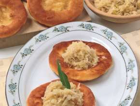 Bauernkrapfen mit Sauerkraut