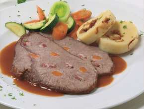 Gespickter Rindsbraten mit Erdäpfelrolle