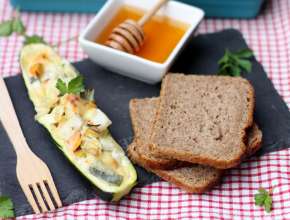 Gefüllte Zucchini mit Honig 