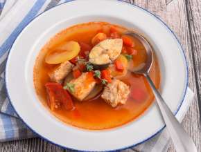 Fischsuppe mit Paradeisern und Paprika