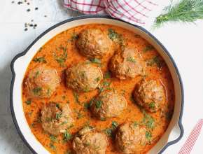 Fleischbällchen in Tomatensauce mit Dill