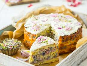 Zwiebelkuchen mit Sauerrahm und Sprossen