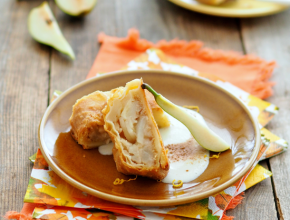 Birnenstrudel mit Topfenblätterteig mit Zimtsauce