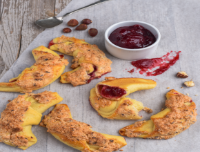 Kipferln aus Germ-Butterteig mit Haselnusskruste