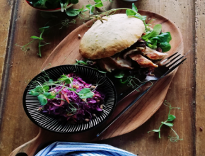 Hendlburger mit gebratenen Shiitakepilzen