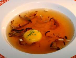 Klare Knoblauchsuppe mit Eidotter und Röstzwiebeln