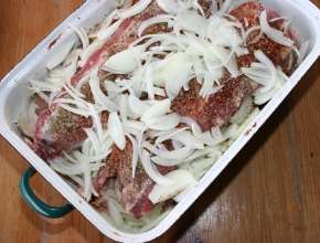 Zwiebel-Spare-Ribs aus dem Kugelgrill 
