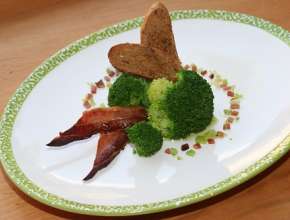 Brokkolisalat mit Speck und Schwarzbrotkrusteln
