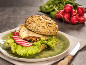 Frühlingsgrüner Burger mit Rindfleisch