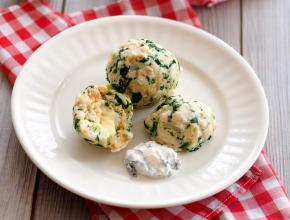 Bärlauchknödel mit Käsefülle und Dip