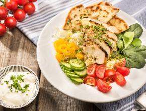 Hühner-Bowl mit Sour-Cream-Dip