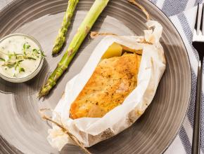 Hühnerbrustfilet im Backpapier mit Spargel und Heurigen