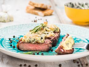 Rumpsteak mit Gorgonzola-Semmel-Haube