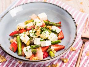 Spargelsalat mit Erdbeeren und Rhabarber