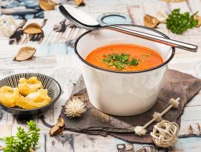 Paradeisersuppe mit gebackenen Mozzarellabällchen