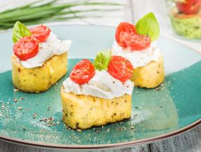 Gegrillte Polentascheiben mit Paradeisern und Ricotta