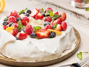 Pavlova mit Buttermilch-Zitronencreme