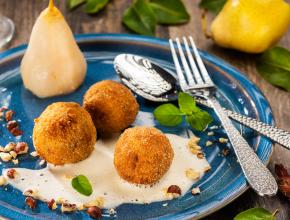 Gebackene Birnenknödel mit Mostsauce