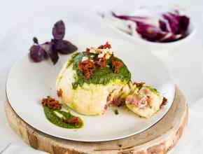 Pikanter Germknödel mit Salsiccia-Fülle und Salsa verde