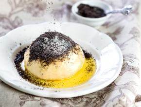 Klassischer Germknödel mit Powidlfülle und Mohn