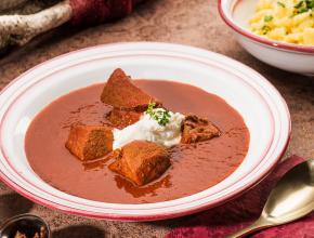 Rahmgulasch vom Reh mit weihnachtlichen Gewürzen und Eiernockerln