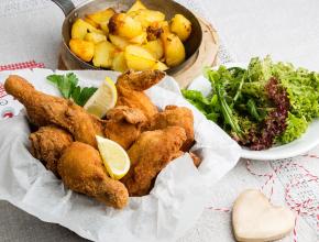 Backhendl mit Braterdäpfeln und Salat