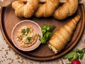 Frühlingsaufstrich mit Sesamkringel
