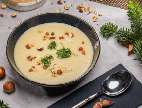 Weiße Rübensuppe mit gerösteten Haselnüssen