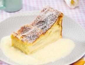 Topfenstrudel mit Osterbrot und Vanillesauce