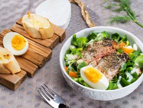 Bunte Bowl mit Lachsforelle 