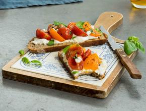 Ofengeröstete Honigparadeiser auf Röstbrot mit Mozzarella 