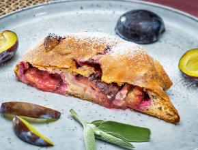 Zwetschkenstrudel mit Topfen und Walnüssen