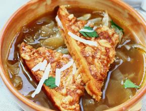 Geröstete Zwiebelsuppe mit Käseröstschnitten 