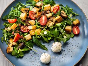 Brotsalat mit Pilzen und Speck