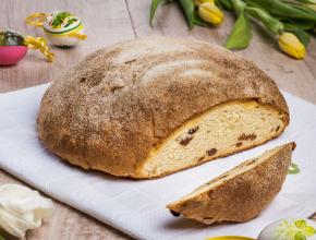 Osterbrot mit Mandeln und Sultaninen