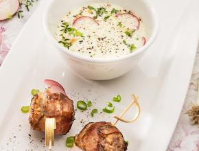 Kalte Gurkensuppe mit Fleischbällchen