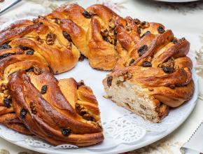 Kranzkuchen mit Walnüssen und Rosinen