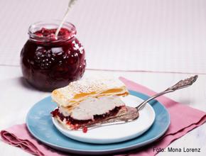 Cremeschnitten mit Preiselbeeren