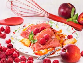 Rote Crêpes mit Nektarinen-Fülle | Foto: Mona Lorenz