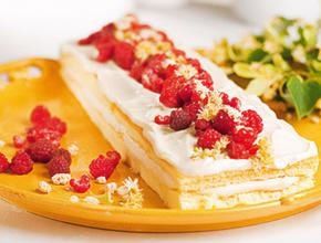 Lindenblüten-Biskuit mit frischen Himbeeren