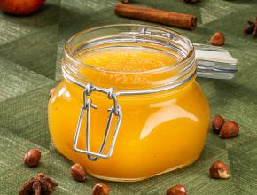 Bratapfelmarmelade mit Germgebäck