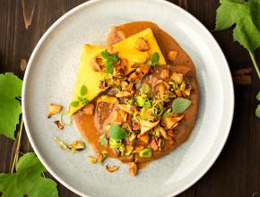 Schilcherschnitzerl mit Eierschwammerlsauce