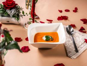 Paradeiscremesuppe mit Schafkäsebällchen