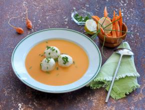 Karottencremesuppe mit Topfenknödeln