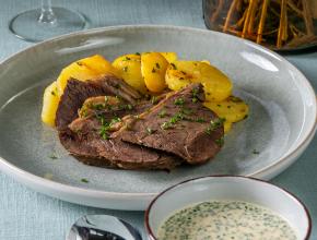 Gekochtes Rindfleisch mit Rösterdäpfeln und Schnittlauchsauce